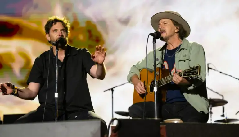 Pearl Jam sorprende a fans con Bradley Cooper en el escenario