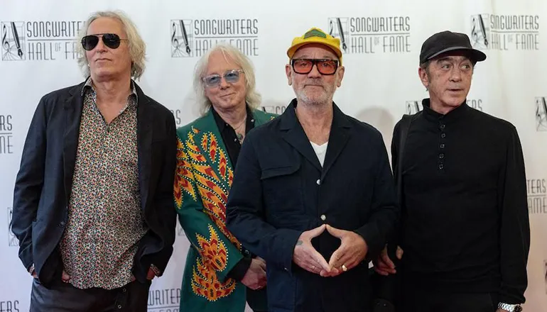 R.E.M. regresa: La banda se reúne tras casi dos décadas de ausencia