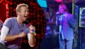 Chris Martin sorprende disfrazado en un bar y sorprende a los fans