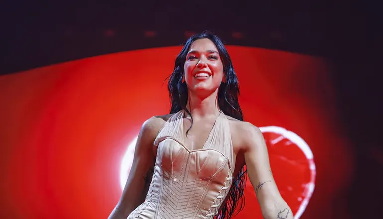 Dua Lipa perfecciona su español y se prepara para conectar con Latinoamérica