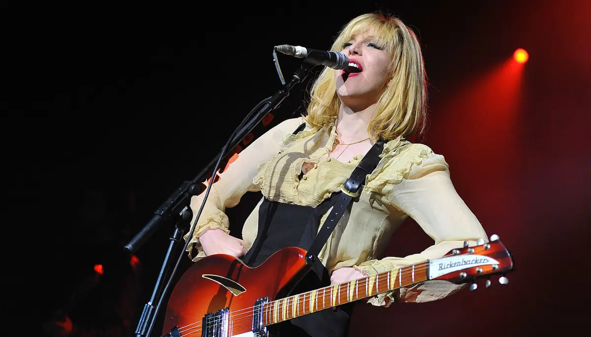 Courtney Love revela que casi muere y confirma que su nuevo disco está terminado