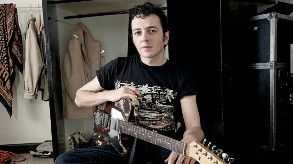 Joe Strummer cumpliría 74 años: el líder de The Clash que murió a los 50 por una cardiopatía