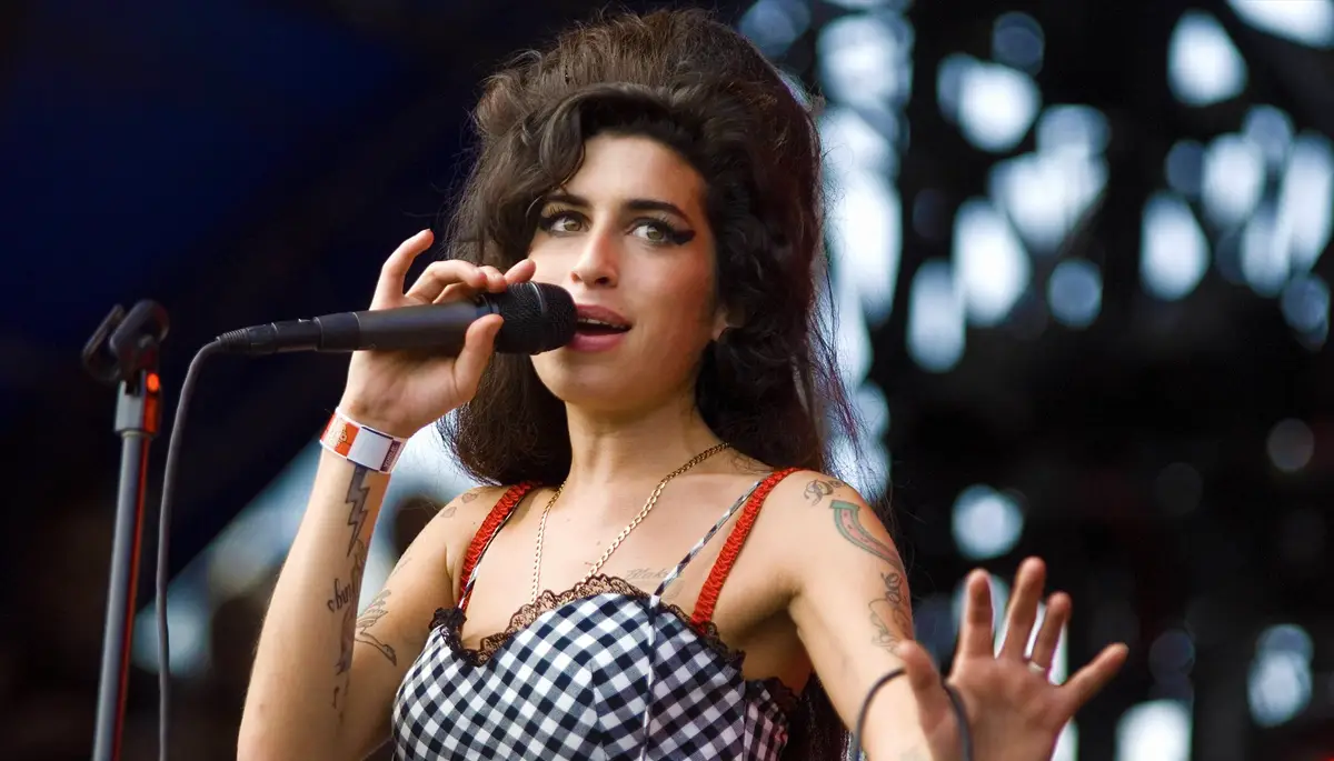 Amy Winehouse cumpliría 43 años y estas 5 canciones mantienen viva su música