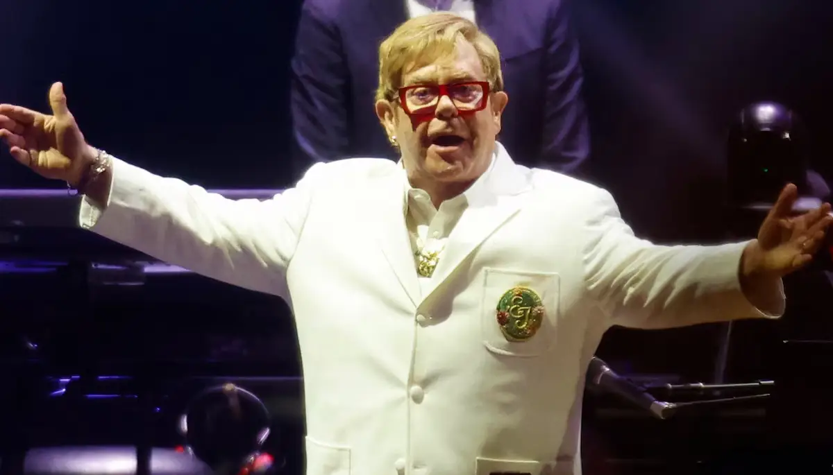 Elton John cierra su paso por México con música, nostalgia y problemas de logística
